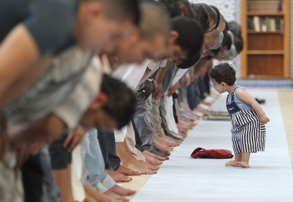 children and mosque